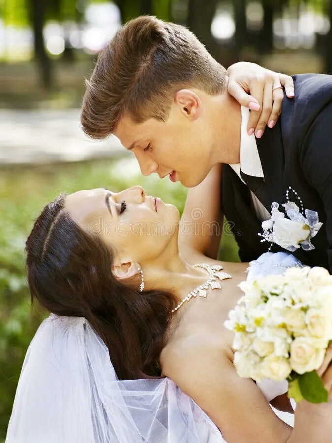 Поцелуй невесту читать. Поцелуй невесты. Жених целует невесту. Невеста на руках у жениха красивые. Поцелуй жениха и невесты.