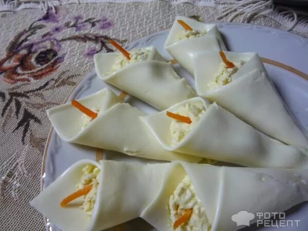 Рецепт: Закуска "Каллы" Для истинных любителей сыра! С оливками и морковью. Ново