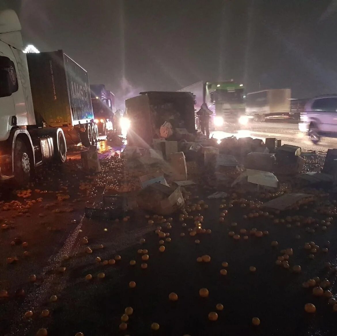 Перевернулась фура м4. Дтп трасса дон м4 краснодарский край. Фура перевернулась 30. Трасса м4 дон ростовская область фура дтп. Дтп под богучаром трасса м4 дон 01.