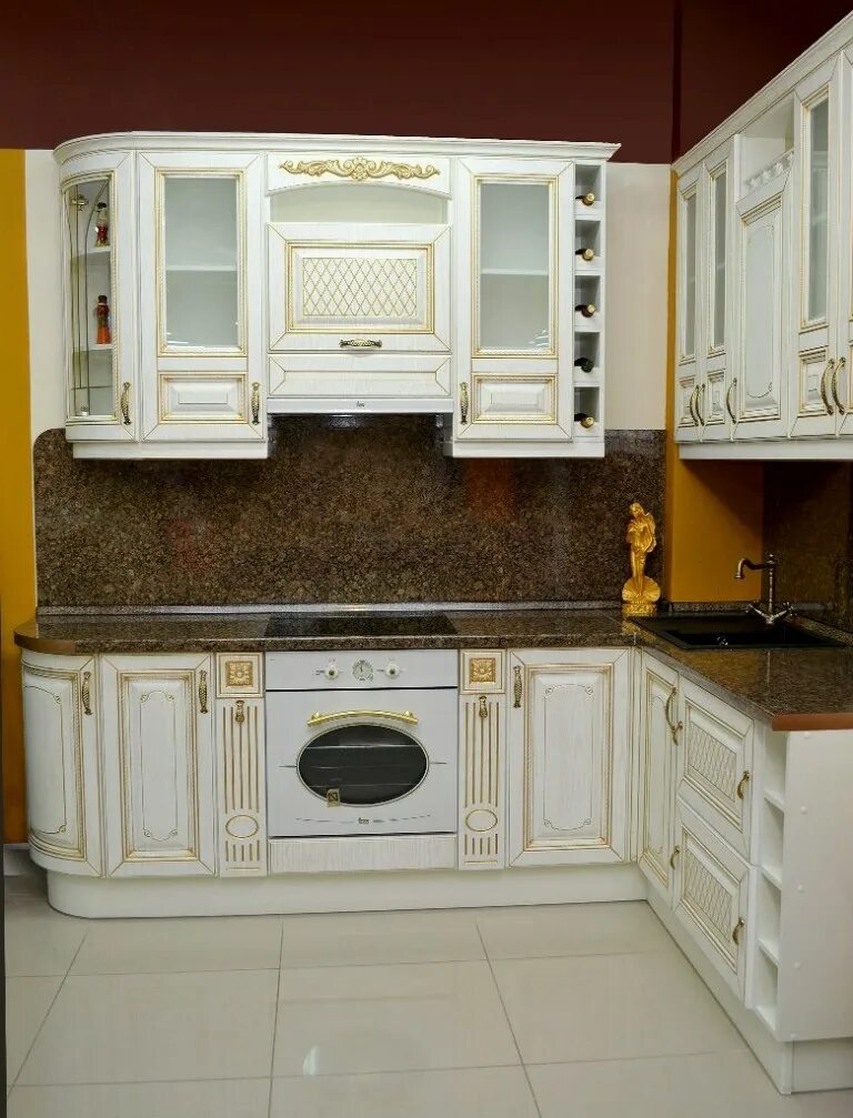 Кухни золотая патина. Кухня нике аворио. Кухня версаче белая с золотом. Кухня классика белая с золотой патиной. Кухни золотая патина.