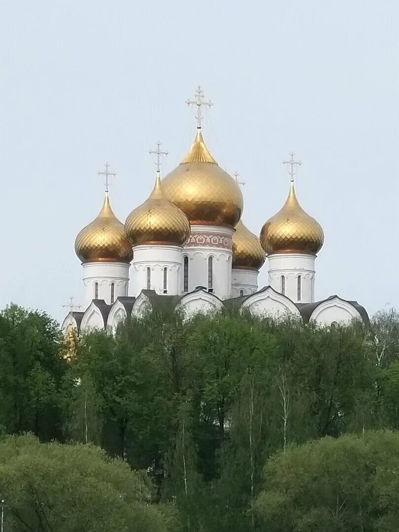 Духовные родники. За родником белый храм. За родником белый храм кладбище старое. Храм белые росы. Белый православный храм с кладбищем Москвы и Подмосковья.