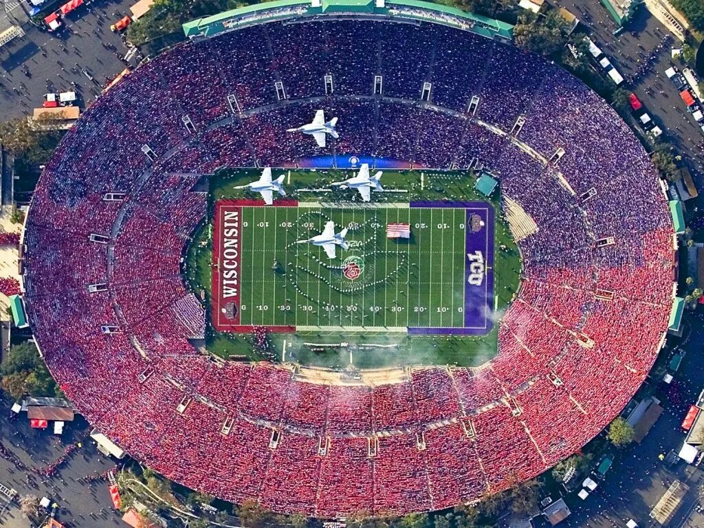 Самое большое место. Роуз Боул стадион. Стадион Rose Bowl США. Стадион Rose Bowl вместимость. Самый большой 10 стадион в мире.