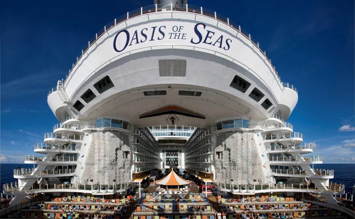 Корабль Оазис морей. Роял Карибиан Оазис лайнер. Круизный лайнер Oasis of the Seas. Самый большой лайнер круизный в мире Оазис.