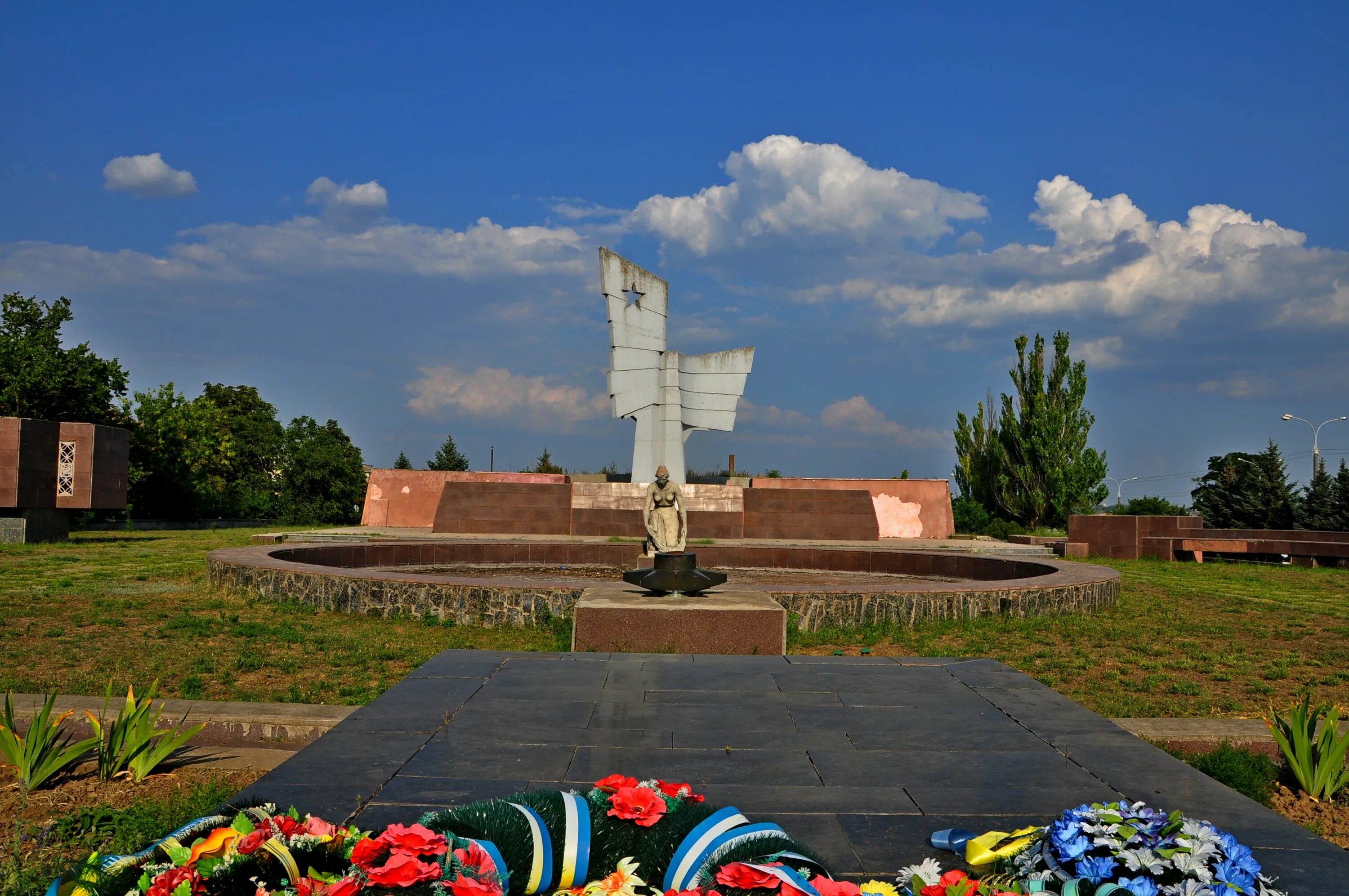 Чернобаевка херсонская область. Чернобаевка Украина. Новониколаевка Украина мемориал. Чернобаевка памятник. Чернобаевка фото.