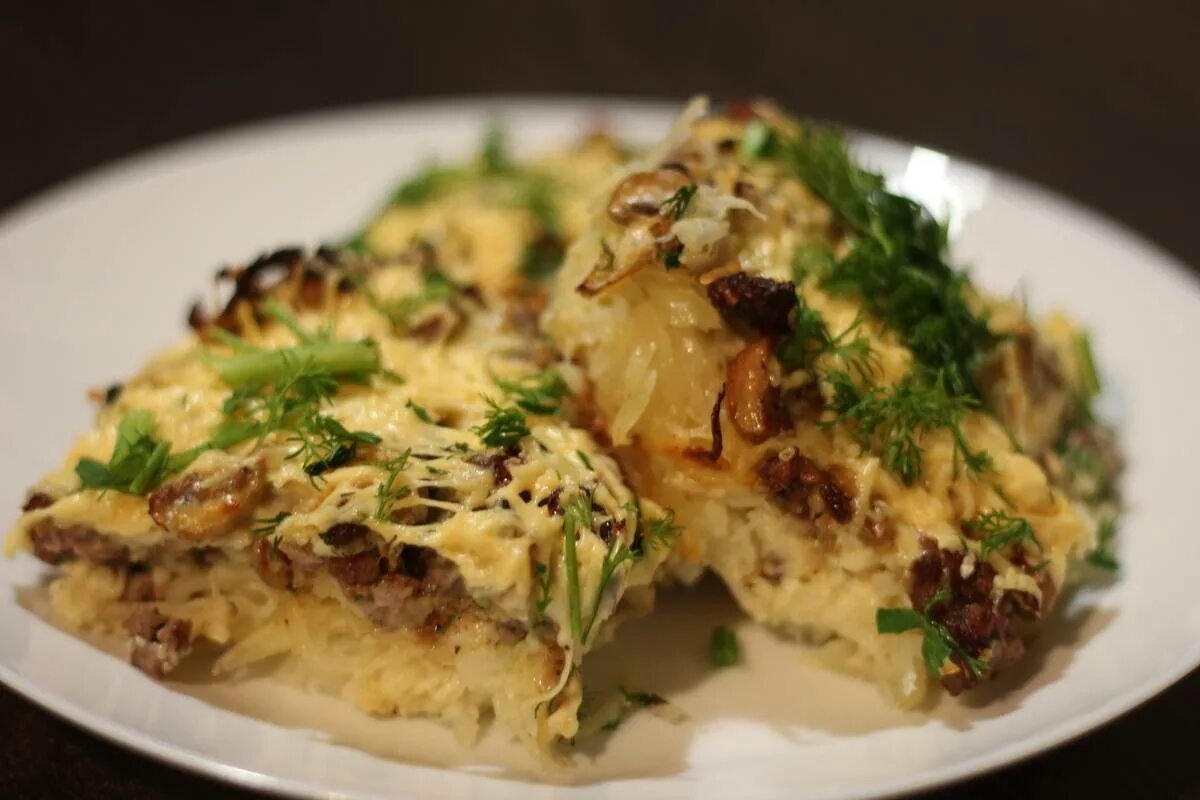 Запеканка с картошкой грибами и сыром. Картофельная запеканка с грибами. Картофельная запеканка с грибами и сыром. Картофельная запеканка с грибами в духовке. Запеканка с шампиньонами и картофелем.