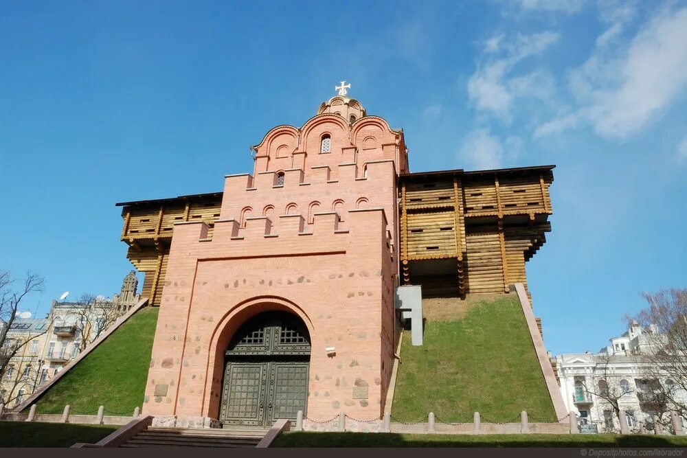 Золотые ворота построены в 11 веке. Золотые ворота в киеве 1158-1164. Золотые ворота ярослава мудрого. Золотые ворота ярослава мудрого 1037. Золотые ворота и софийский собор.