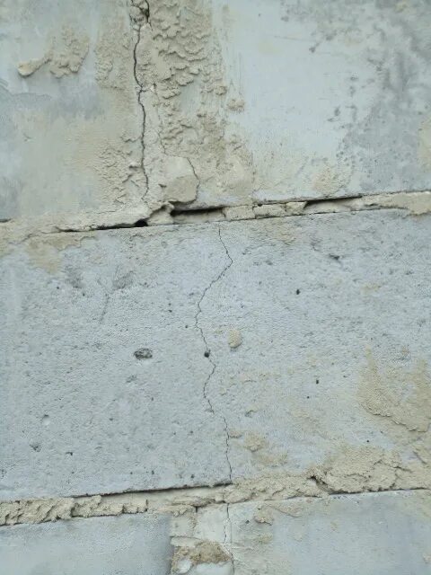 Трещины в пеноблоке. Пеноблок трещина в стене. Вертикальные трещины в стенах. Трещины в стенах из газобетона.