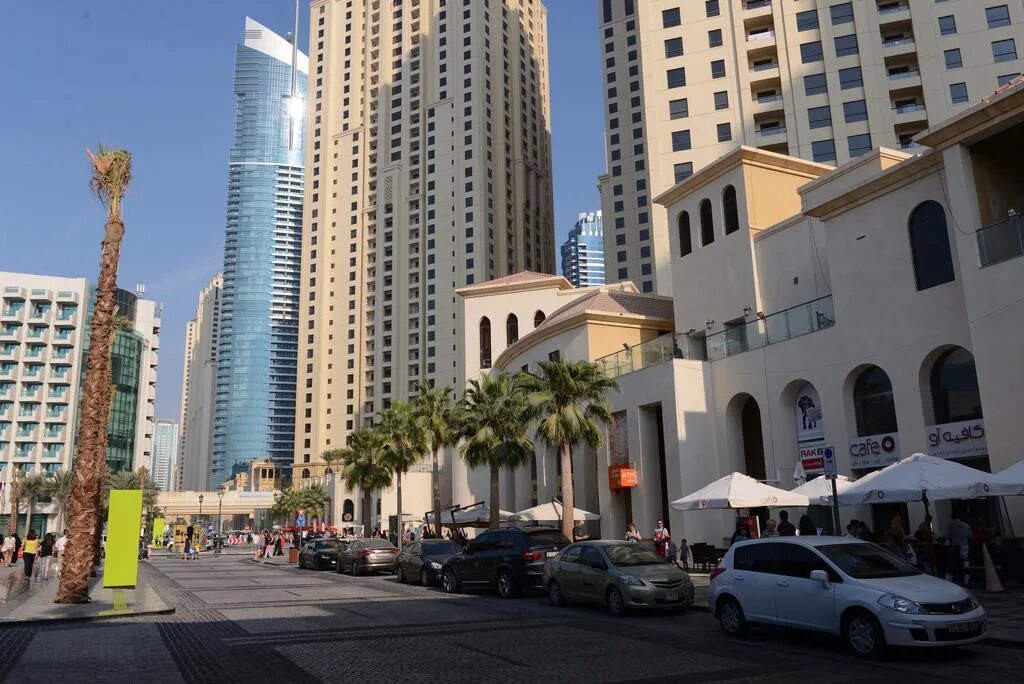 Променад jbr дубай. Дубай улицы бурдж халифа. Пешеходные улицы дубая. Улица jbr в дубае. Мадинат джумейра дубай.
