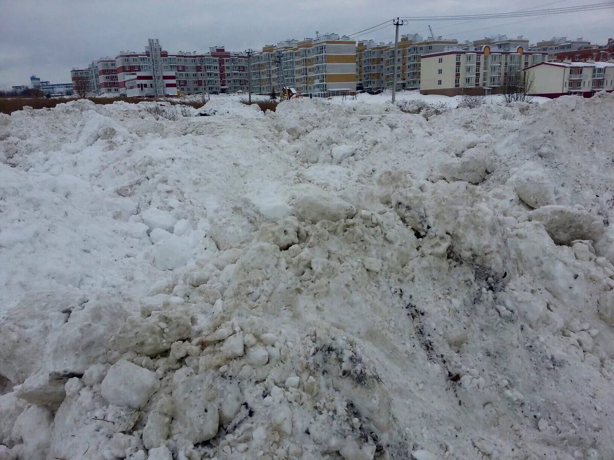 Грязный сугроб. Грязный снег. Грязные сугробы снега. Грязный снег текстура.