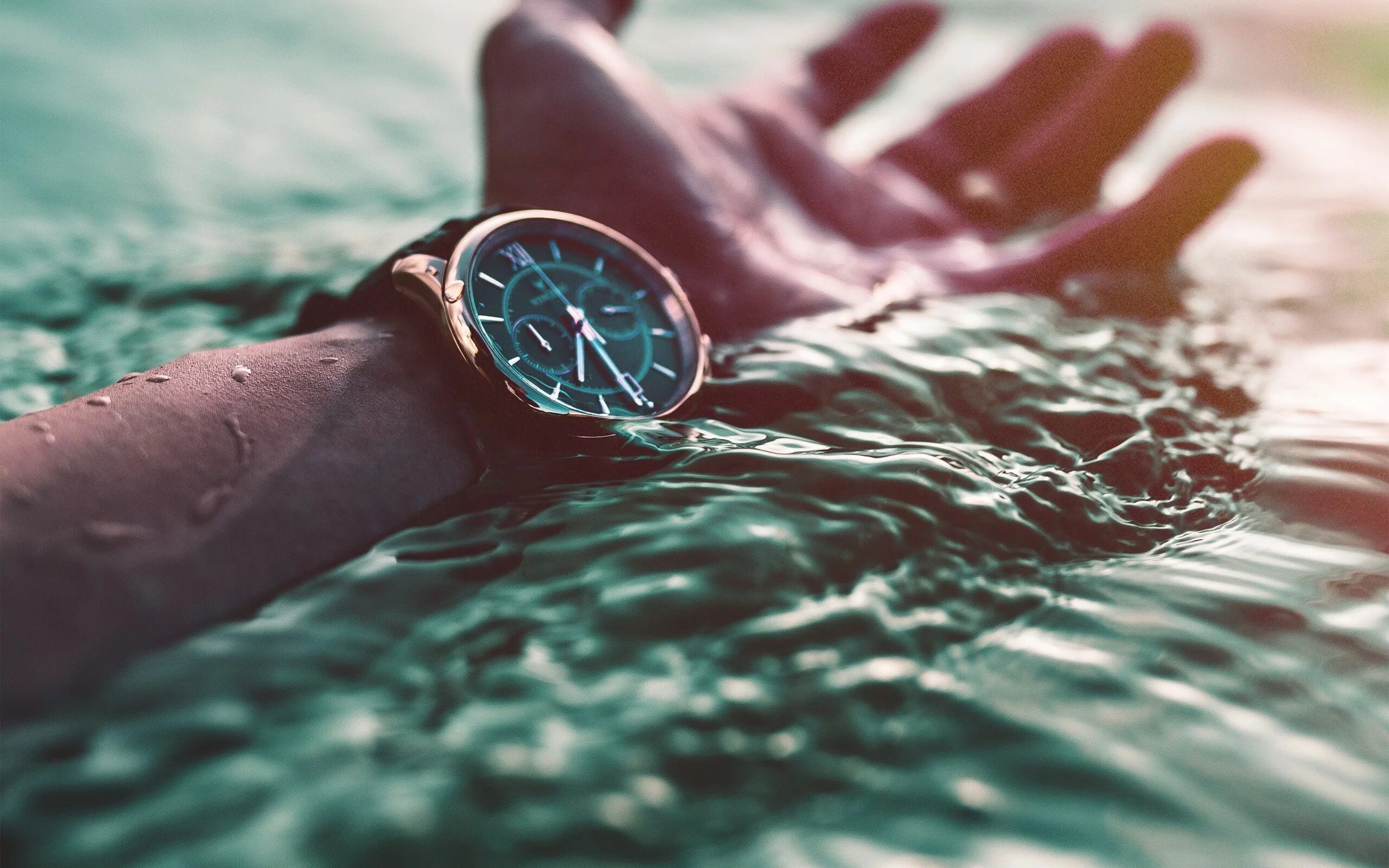 Картинки руки часы. Часы на руке. Часы в воде. Часы море. Рука с часами.