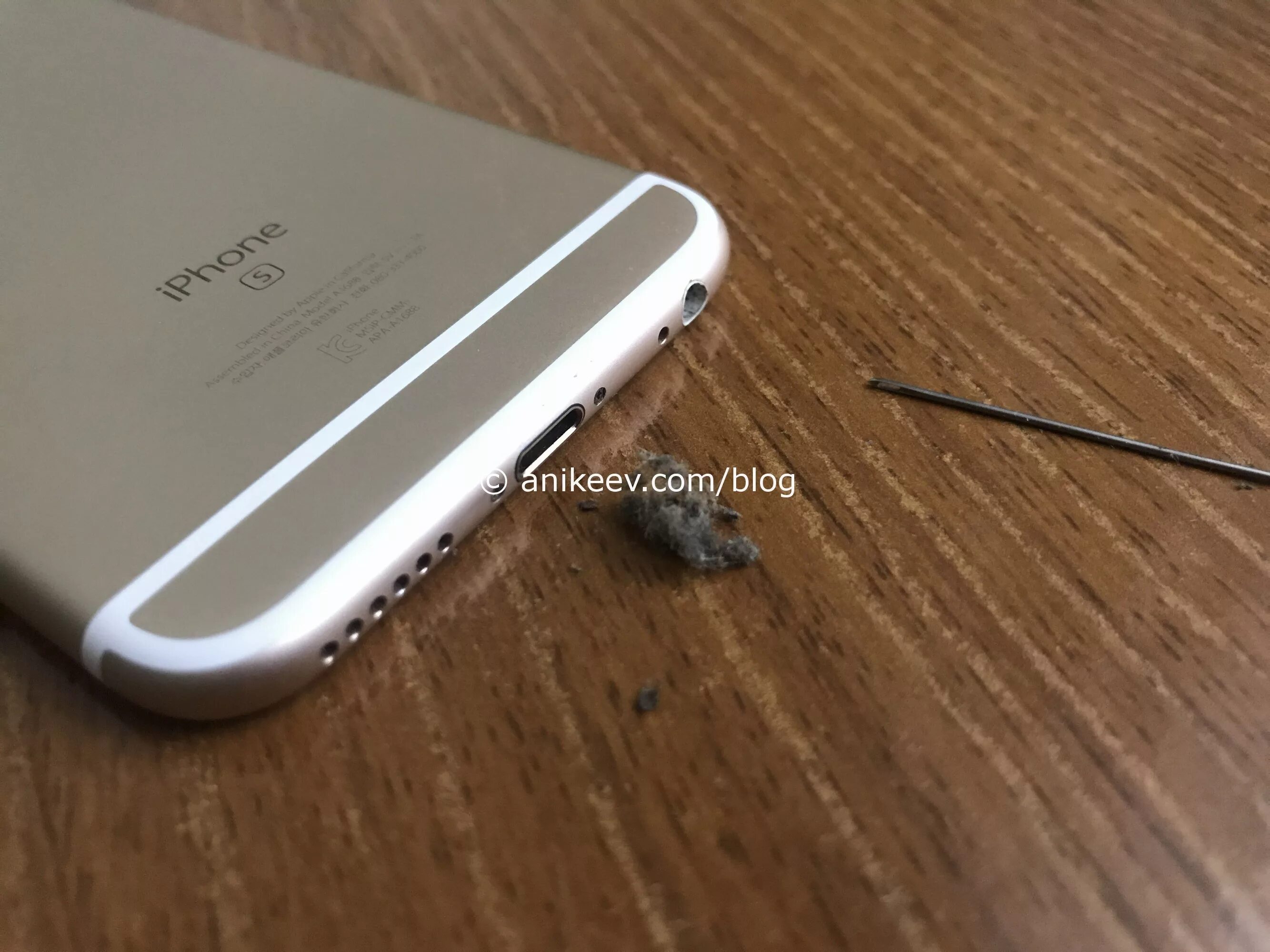 Чистка телефона от пыли и грязи. Iphone 13 разъем. Гнездо зарядки айрподс 2. Чистка разъем для зарядки телефона. Прочистить разъем для зарядки на айфоне.