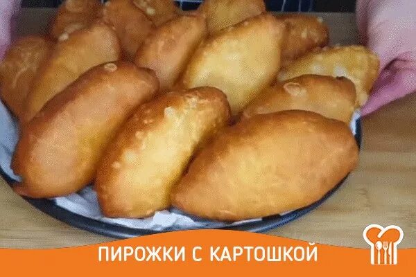 Вкусное тесто на воде для пирожков дрожжевое. Тесто для пирожков с картошкой. Пирожки с картошкой дрожжевое тесто. Тесто для пирожков с картошкой на сковороде с дрожжами. Тесто на пирожки с картошкой на сковороде.