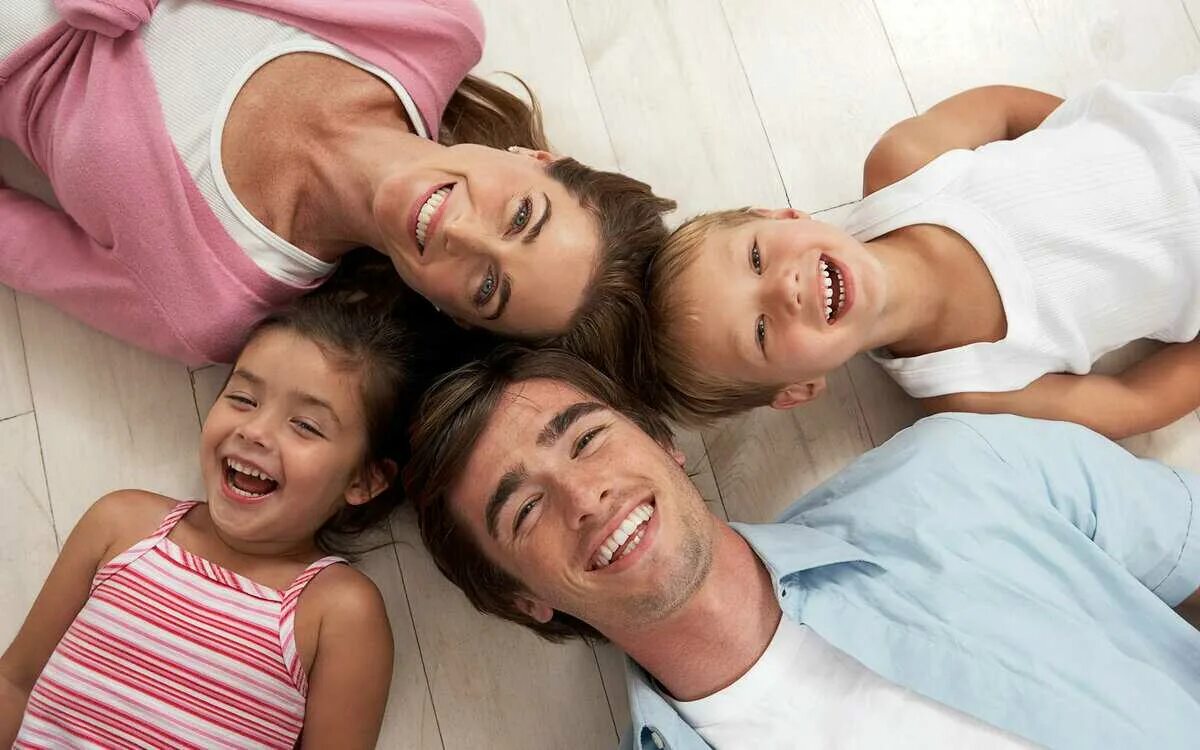 Родители и дети. Фотография семьи. Отношения в семье. Современная семья.