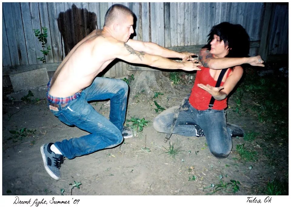 Пьяная пара фото. Парочка и третий лишний. Пьяная пара. Пьяные девушки с мужчинами. Неблагополучные пары.