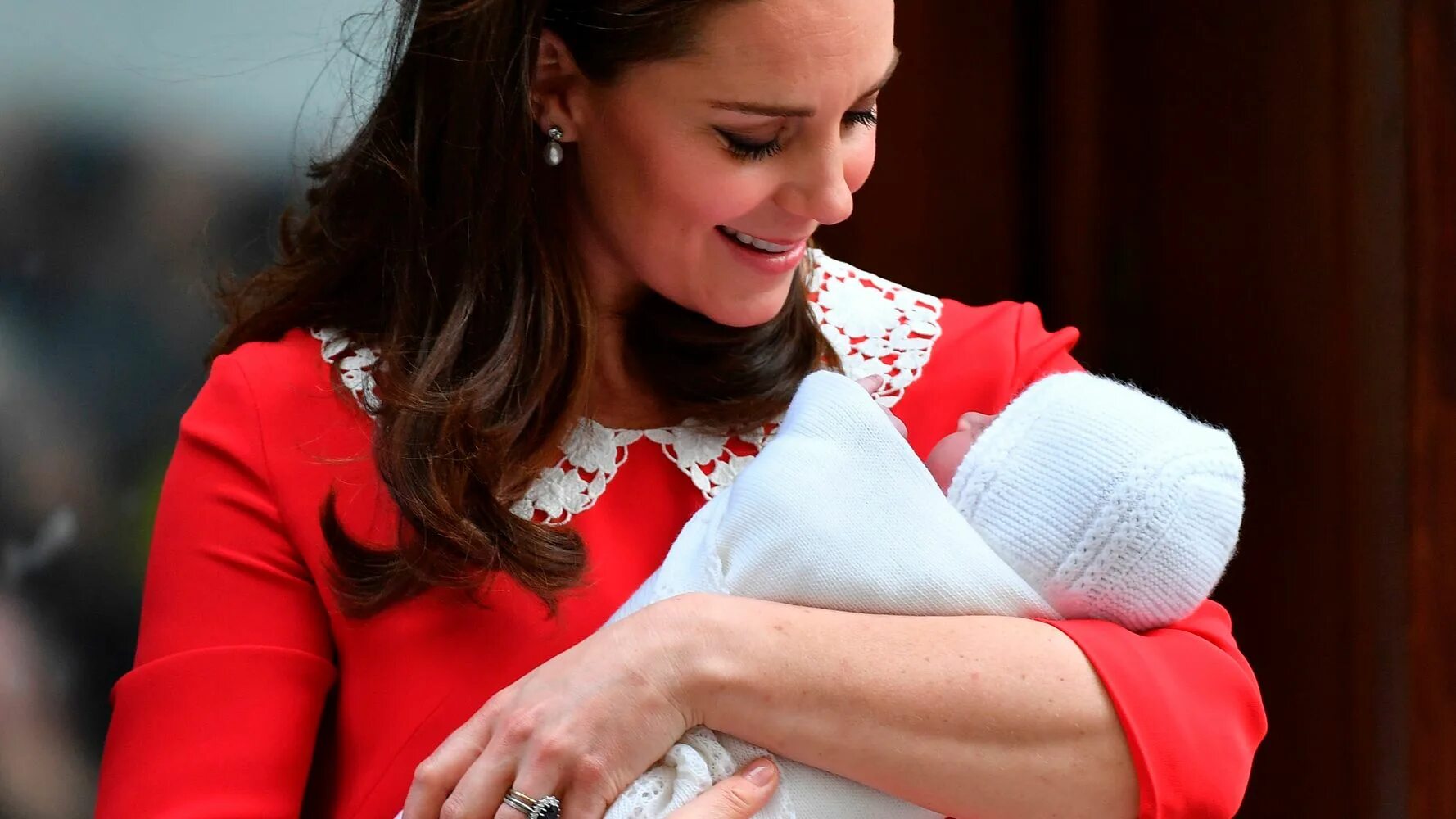 Принцесса кейт последние. Кейт и Луи. Кейт Миддлтон с новорожденным. Солнечный сын Кейт Миддлтон. Первое фото Кейт после рождения Луи.