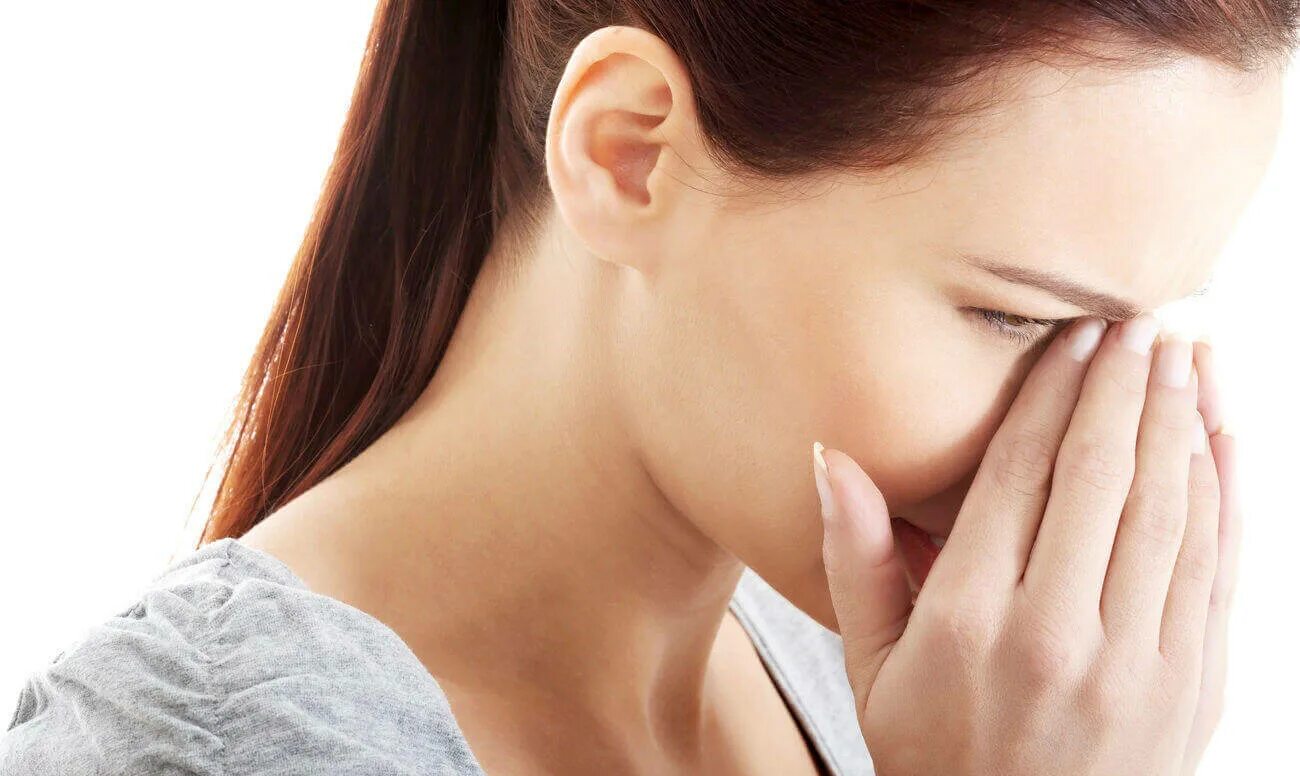 Заложенность носа болит горло. Носовое дыхание затруднено. Нос Shutterstock.