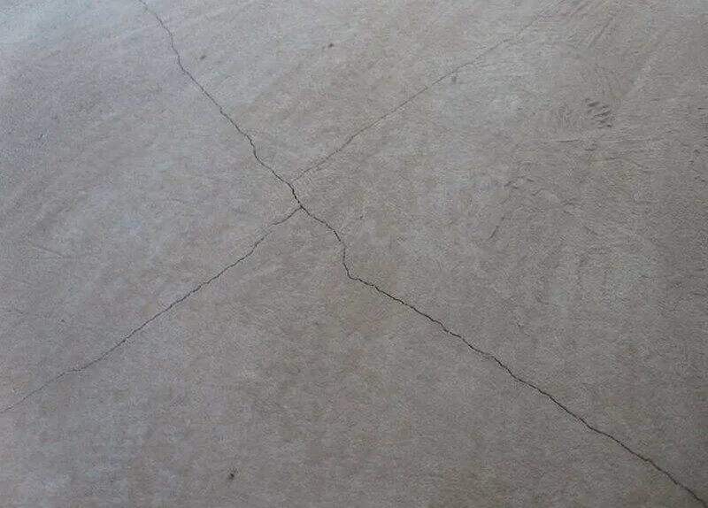 Усадочные трещины в стяжке пола. Усадочные трещины в плите. Усадочные трещины в бетоне. Усадочные трещины на поверхности бетона. Трещины в стяжке пола