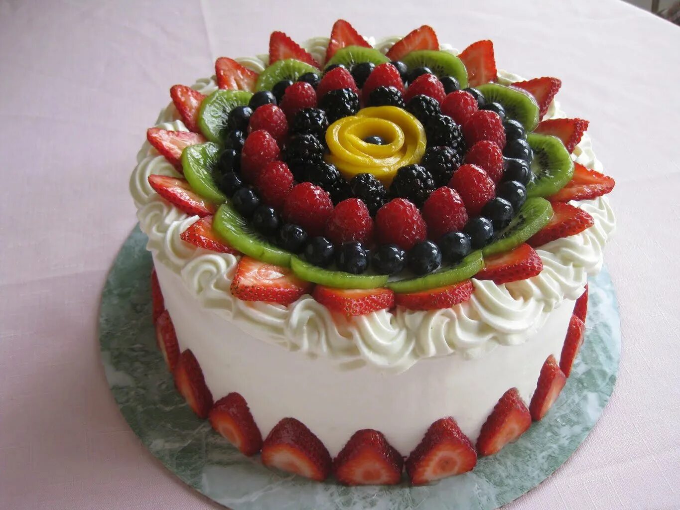 Торт оформление картинки. Украшение торта. Фруктовый торт. Украшения для торта из фруктов. Красивые фруктовые торты.