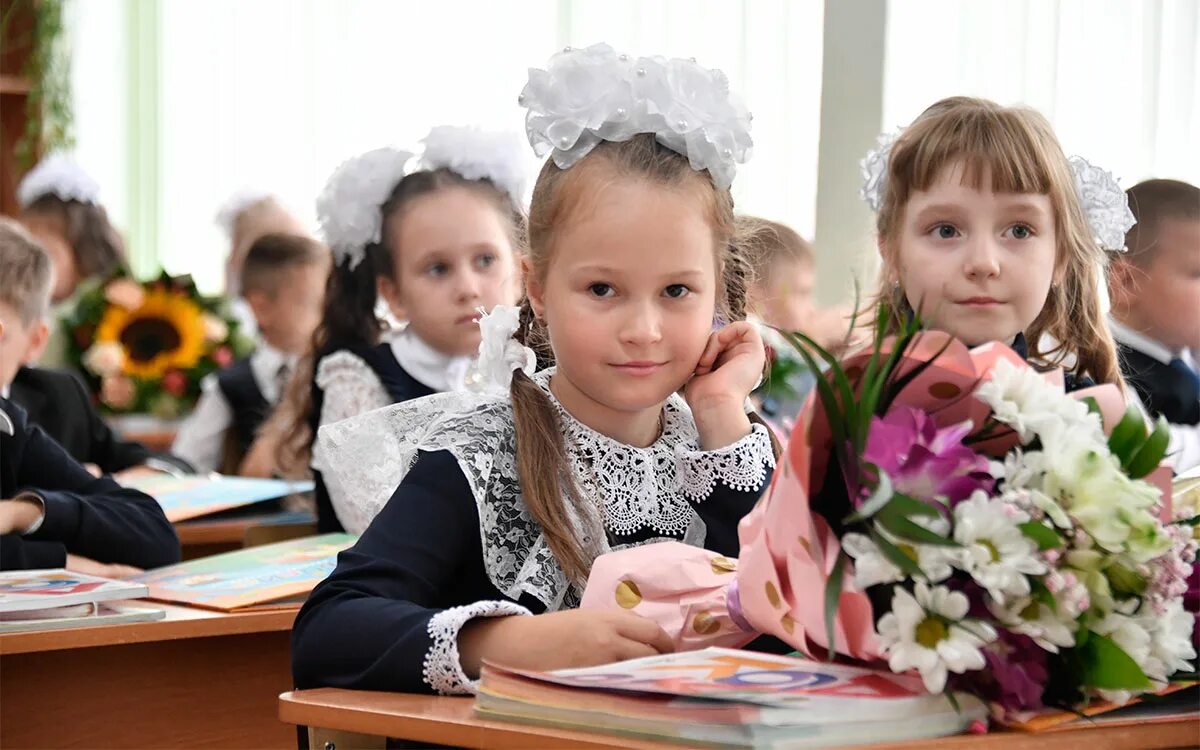 Новый учебный год в городе. Школа первоклассника. Школьники первый класс. Первоклашки в школе. Школа 1 сентября.