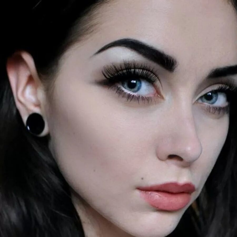 наталия кастеллар кальвани селфи. кара делевинь брови густые. модель с монобровью софия хаджипантели. лили коллинз брови. лили коллинз брови.