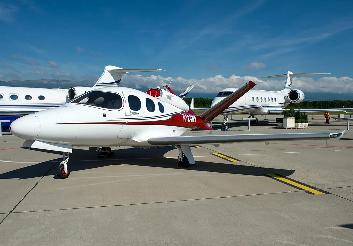 Lacky jet. Самолет Cirrus sf50. Cirrus Vision Jet sf50. Легкомоторный самолет Jet. Цетус 700.