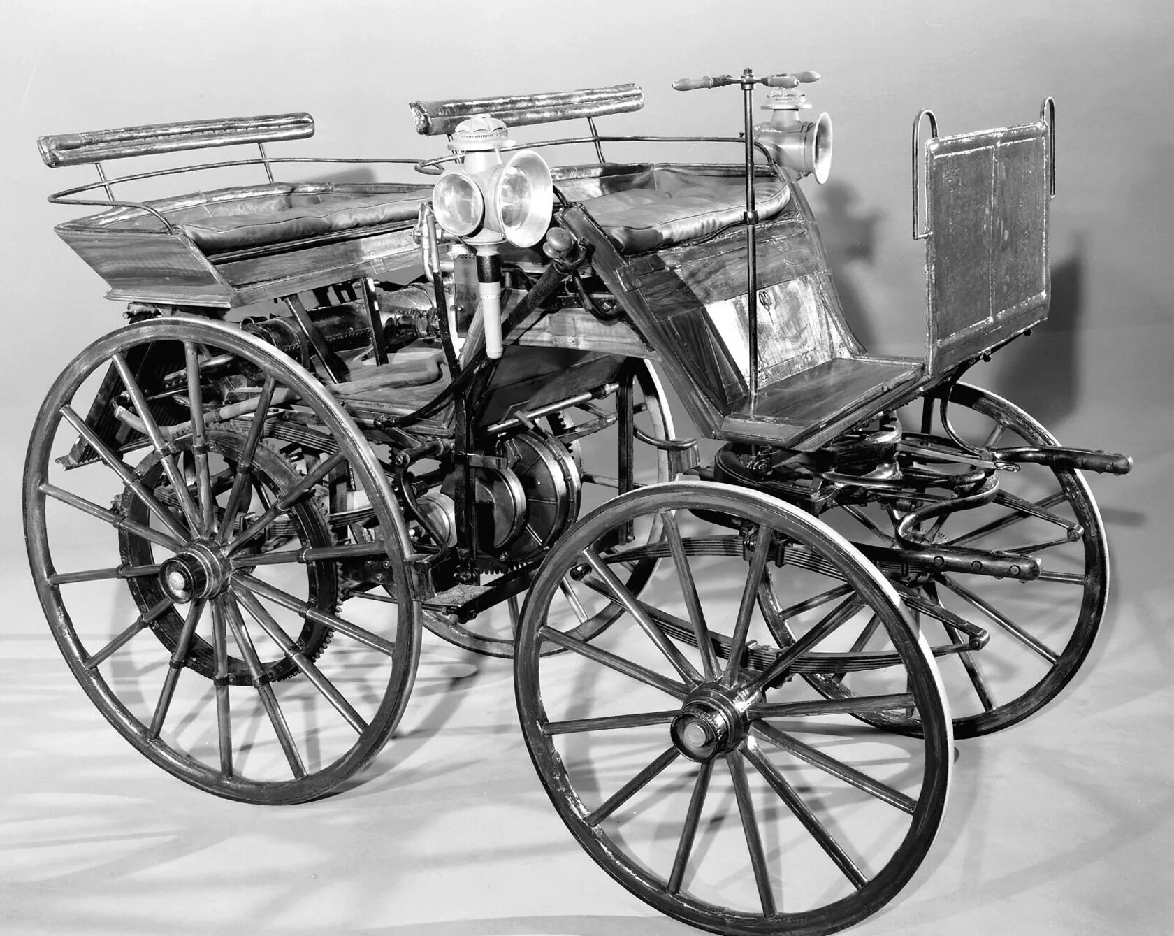 Первый автомобиль внутреннего сгорания. 1885-1886 Бенц и Даймлер. Готлиб Даймлер первый автомобиль. Готлиб Даймлер 1895.