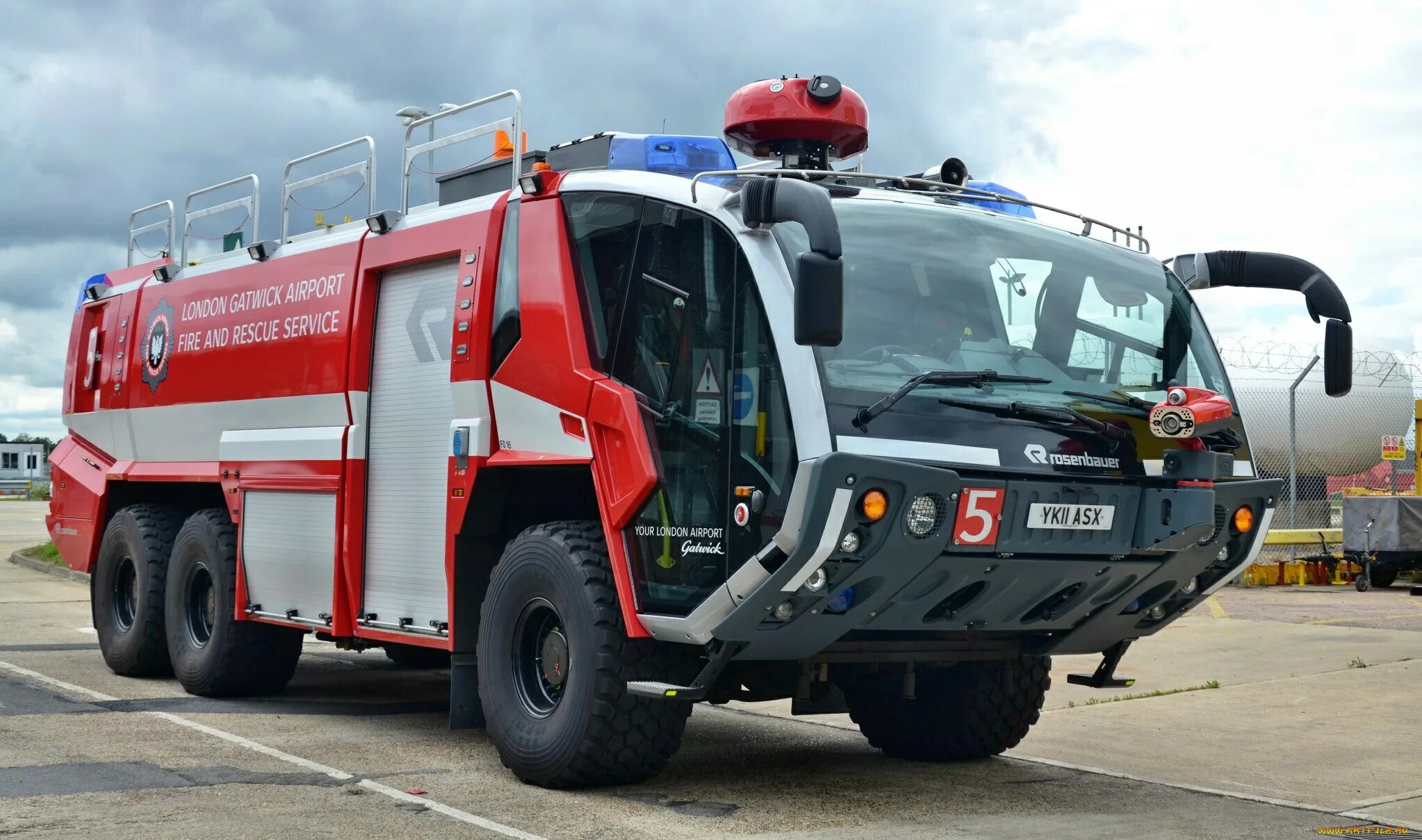 Пожарная машина Rosenbauer Panther. Аэродромный пожарный автомобиль Rosenbauer 8x8 1 50. Автомобиль пожарно-спасательный АПС. Пожарный автомобиль Ивеко две кабины. Спасательный автомобиль мчс