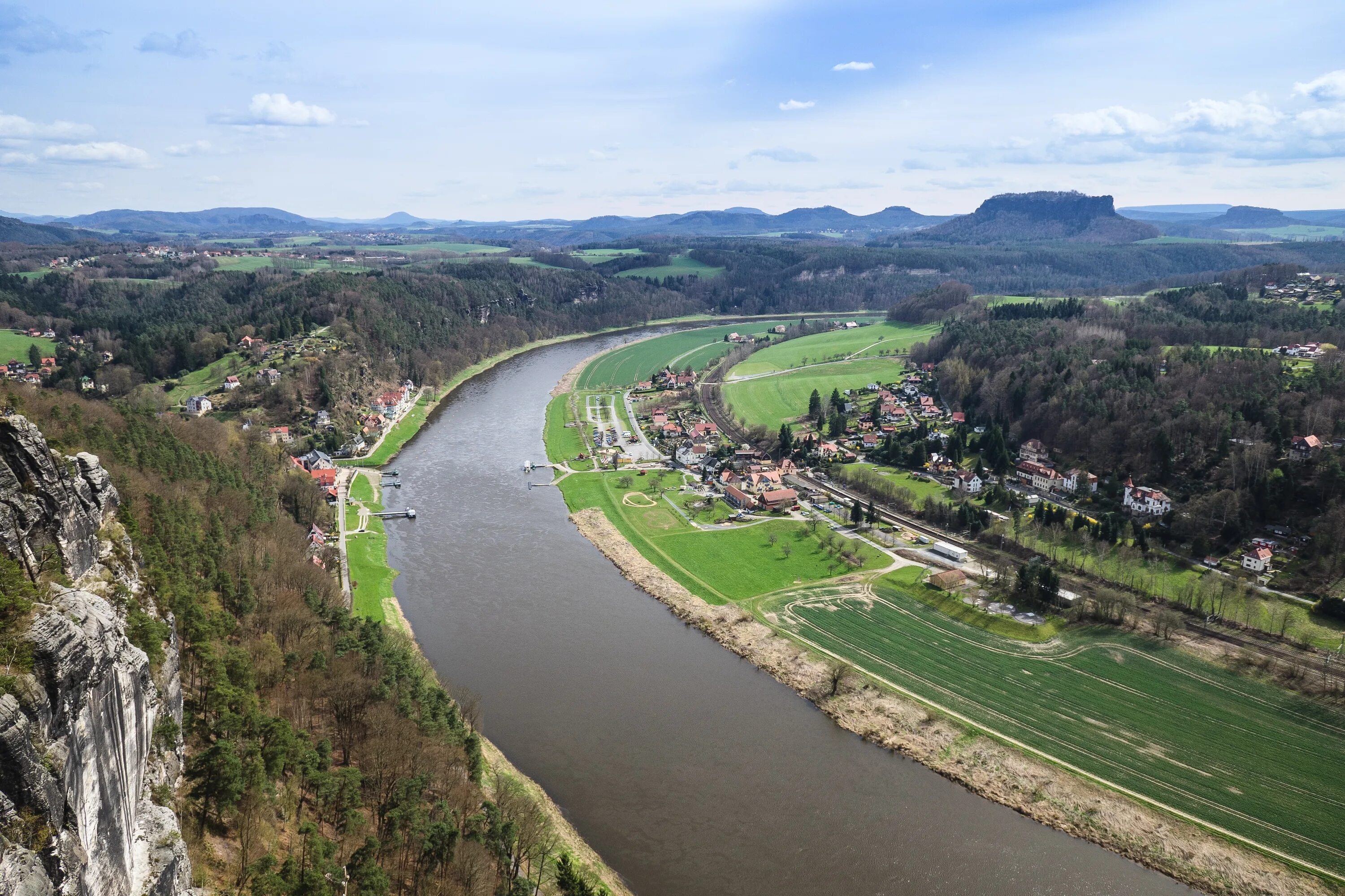 Как называется река германии. Река Эльба Чехия. Эльба Германия. Рейн и Эльба. Река Эльба Саксония.