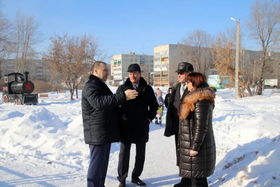 Поселок зауральский челябинская область. Сквер Зауральский Еманжелинск. Посёлок Зауральский Еманжелинский район. П. Зауральский семейный сквер. П. Зауральский семейный парк.