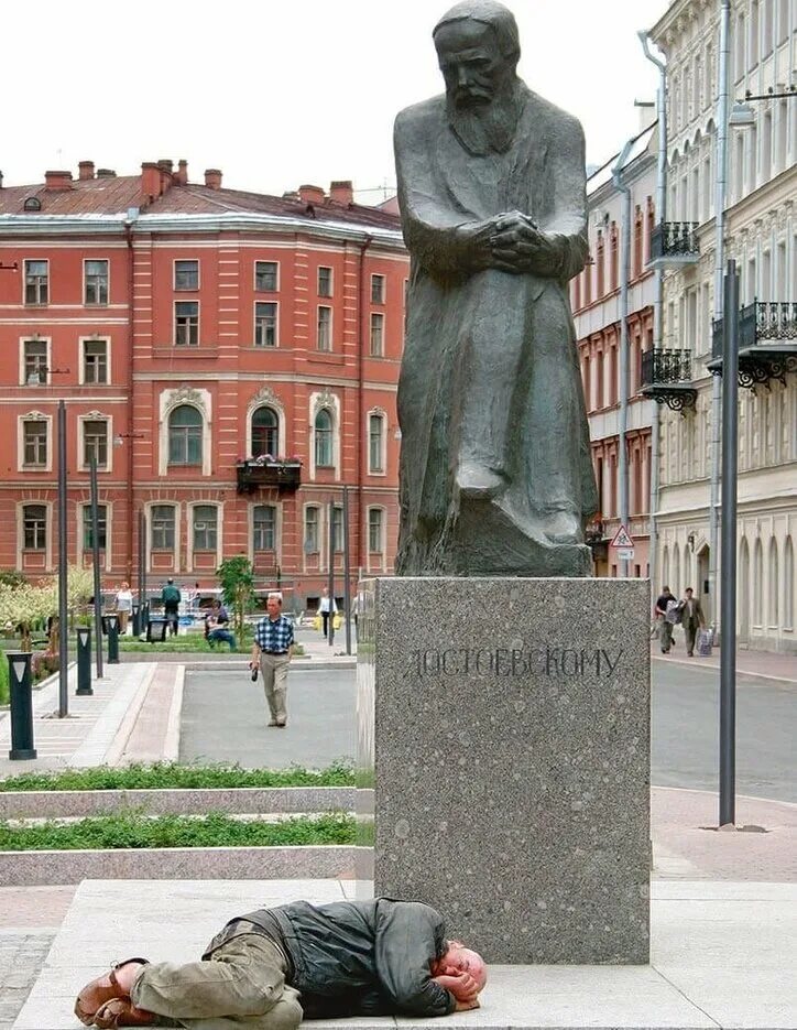 Санкт писатель. Памятник Достоевскому в Санкт-Петербурге. Памятник ф м Достоевскому в Санкт-Петербурге. Достоевский памятник в Петербурге. Памятник Достоевскому на большой Московской улице Санкт-Петербург.