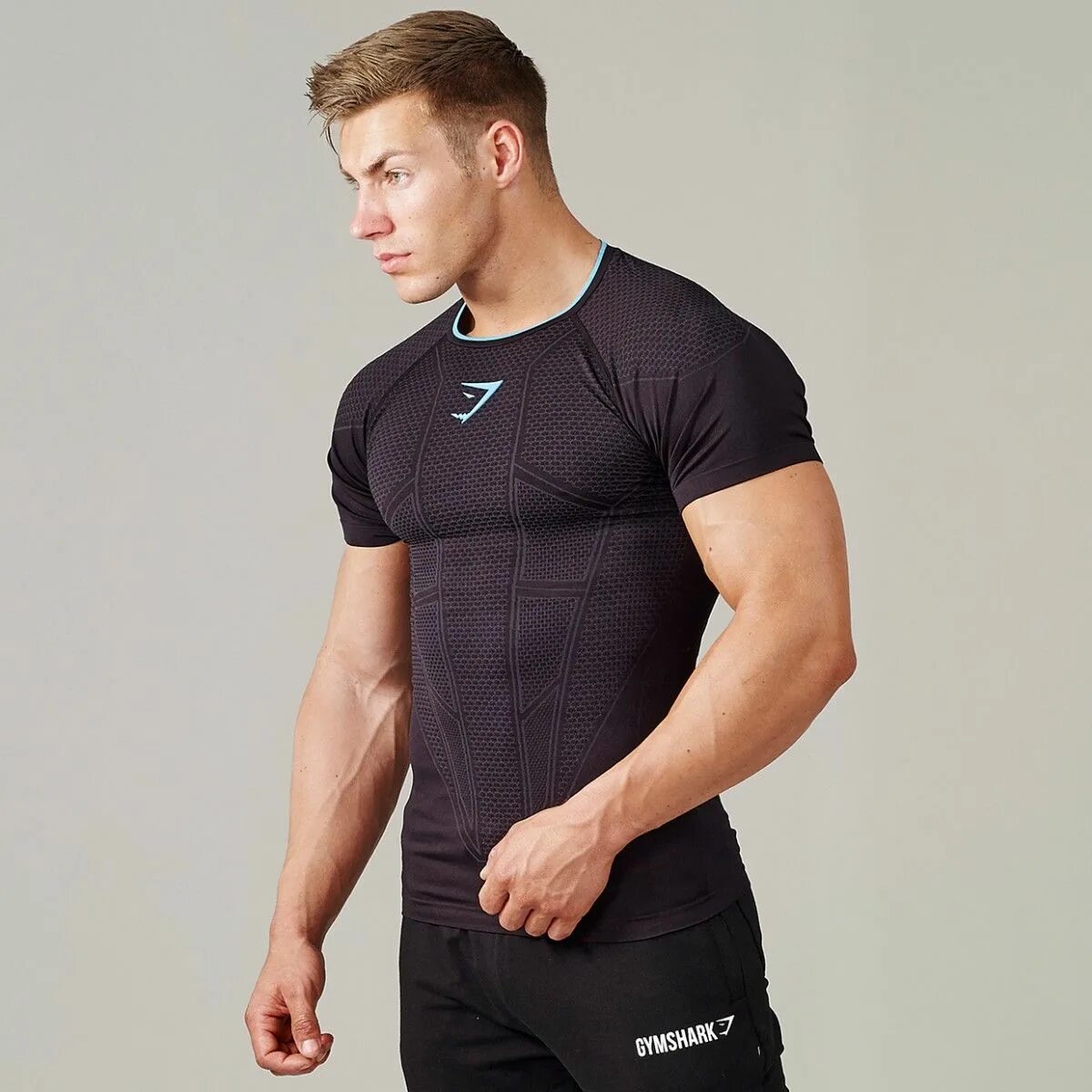 Качки в одежде. Gymshark Onyx. Gymshark мужская одежда. Футболка Gymshark. Gymshark спортивный костюм мужской.