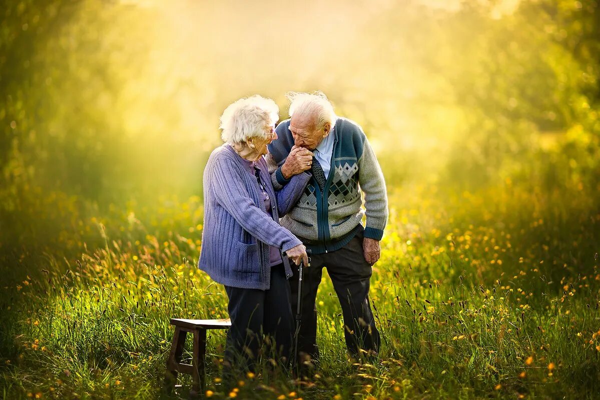 Бабушка и дедушка. Влюбленные старики. Счастливые старики. Счастливые пожилые люди.