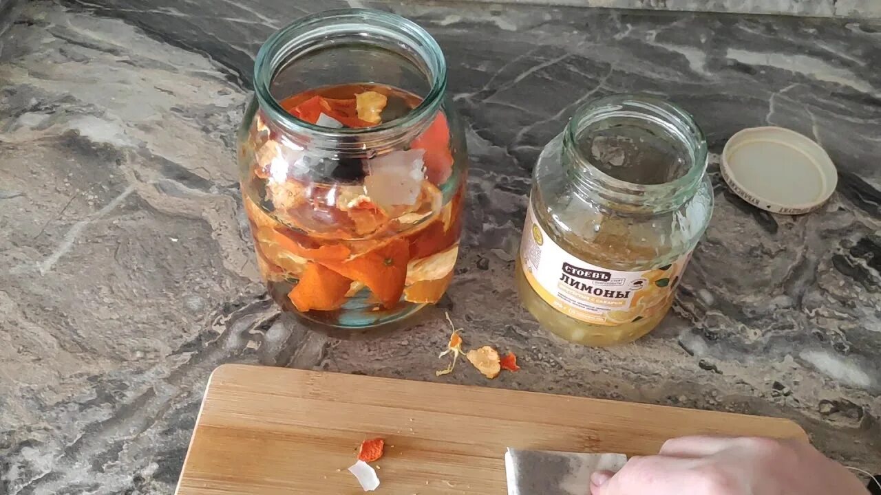 Можно настаивать самогон на макадамии. Самогон на мандариновых корках. настойка на мандариновых корках на самогоне. висельник на самогоне с мандаринами. самогон на кожуре мандарина.
