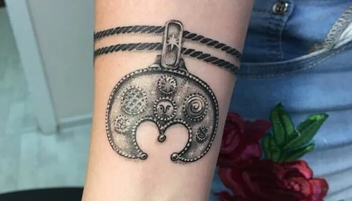 Славянская лунница тату. Лунница тату. Символ лунница тату. Лунница тату значение для женщин. Лунница тату значение для женщин.