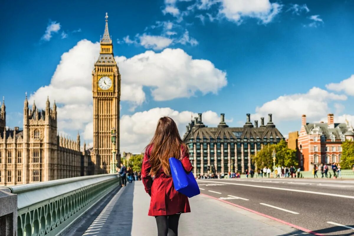 Traveling to uk. Туристы в Лондоне. Девушка на фоне Лондона. Лондон люди. Красоты Лондона.