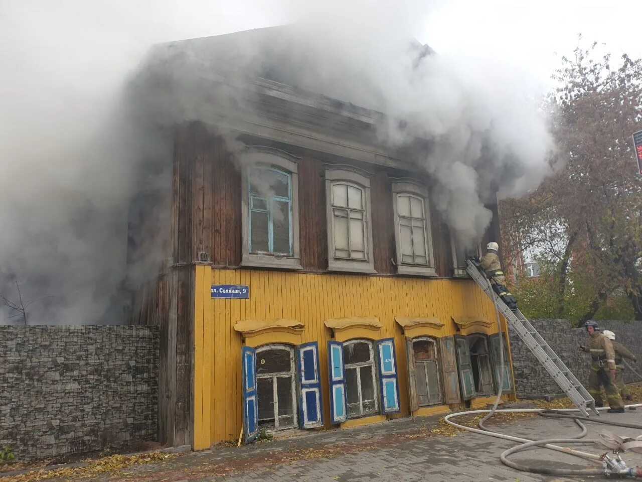 Площадь соляная. Соляная площадь 2 томск. соляная 9 томск. сгоревшие деревянные дома. горит деревянный дом.