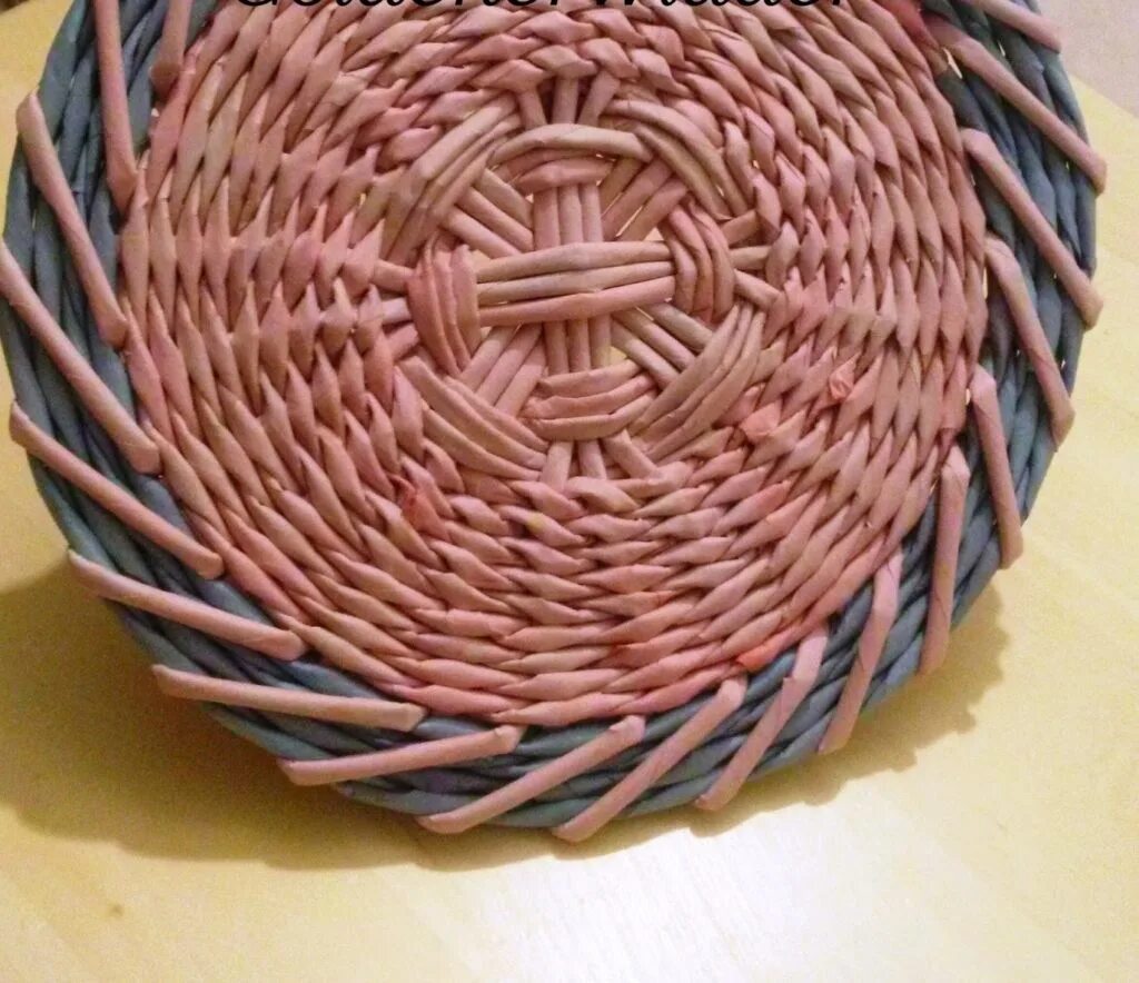 тарелка из газетных трубочек. плетёные корзины из газетных трубочек. круг из бумажных трубочек. плетение из бумажной лозы для начинающих пошагово. плетение донышка из газетных трубочек мастер класс для начинающих.