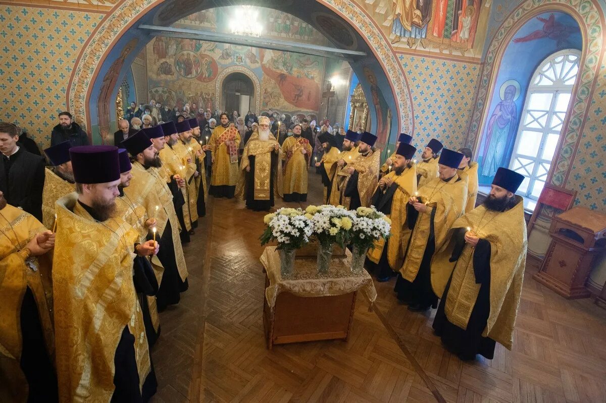 18 ноября церковный. Томская епархия. Духовенство Знаменской церкви в Томске. Томск память. Акафист святителю Макарию московскому и Коломенскому.