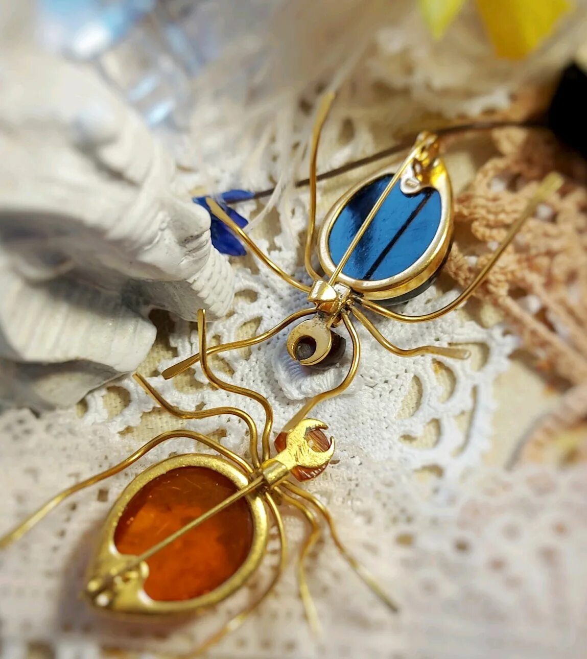 Брошь янтарь винтаж мельхиор. Янтарь брошь калининградский янтарный комбинат. Брошь с янтарем винтаж. Брошь янтарь винтаж. Янтарный жук ссср.