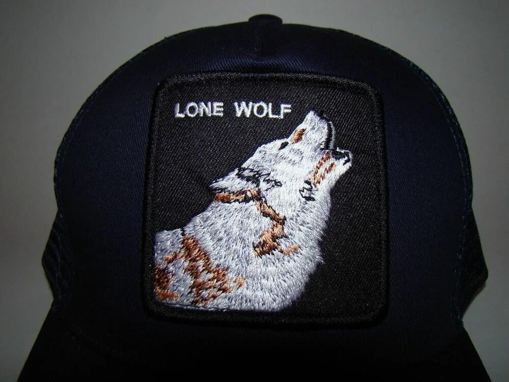 Snap back. Lone Wolf кепка. Бейсболка с волком Lone Wolf. Шапка Lone Wolf. Волк в кепке.