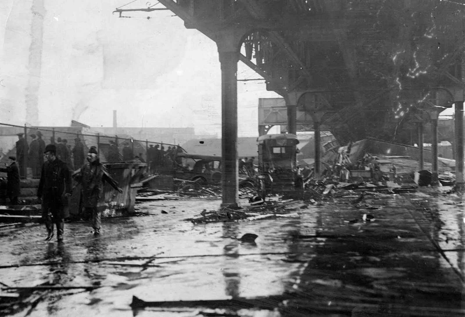 Затоплении бостона патокой 1919 года. Затопление бостона патокой в 1919. Бостонская катастрофа 1919. Бостонское наводнение патокой. Затопление бостона патокой в 1919.