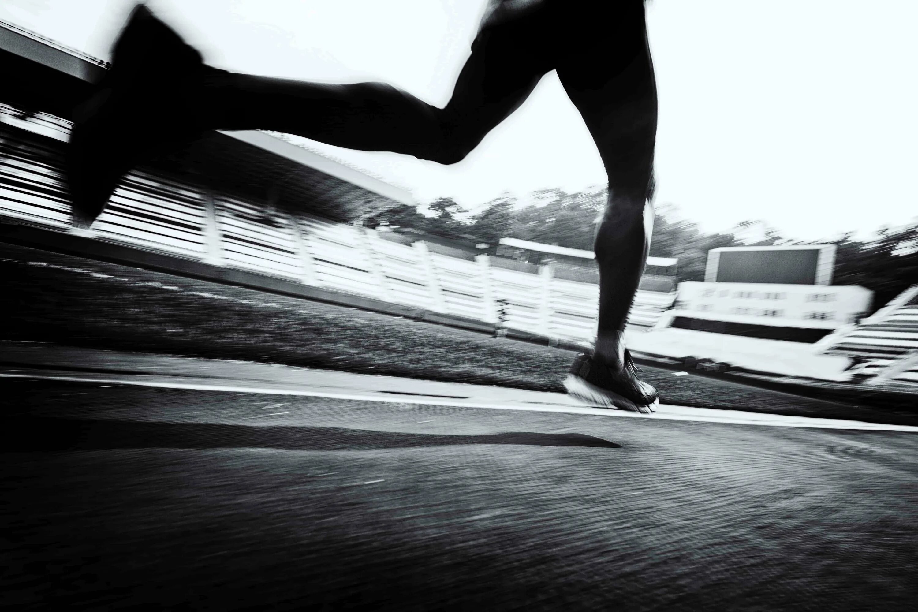 Картина бегун. Спортсмены в движении. Спортсмен бежит. Спортивный бег. Бег Эстетика.
