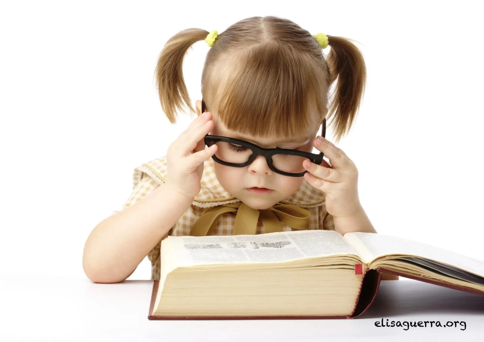 Учиться говорить и писать нужно. Девочка в очках. Маленькая девочка в очках. Девочка с книжкой. Книги для детей.