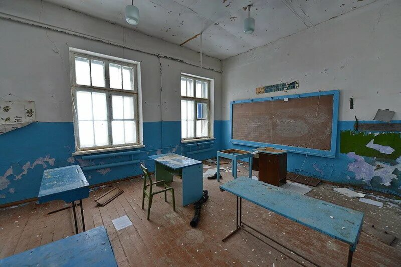 Самая ужасная школа. Школа разруха. старый школьный класс. обшарпанная школа. плохая школа.