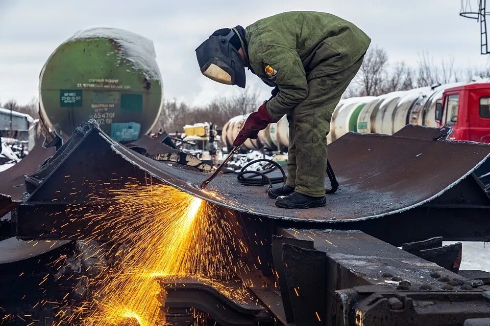 Резка пассажирских вагонов. Резка вагонов на металлолом. Сварка вагонов. ЖД металлолом. Резка ЖД вагонов.