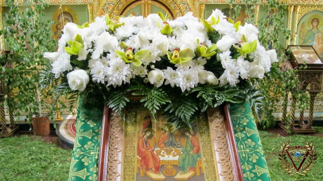 Украшение храма на день святой троицы. День святой троицы икона в храме. Украшение храма к празднику троицы. Троица украшение храма. Храмовая флористика троица.
