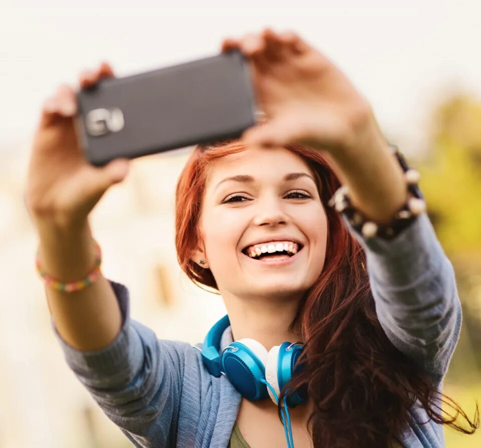 модель твоего телефона. модель твоего телефона. смешные телефоны. смартфон селфи. человек с телефоном.