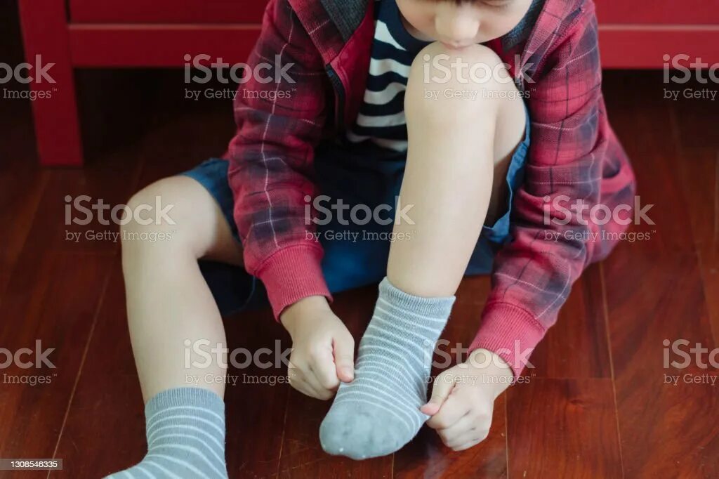 Ребенок одевает носки. Мужик в носках иллюстрация. Надевает носки. Мальчик одевает носки. Мальчик надевает носки.