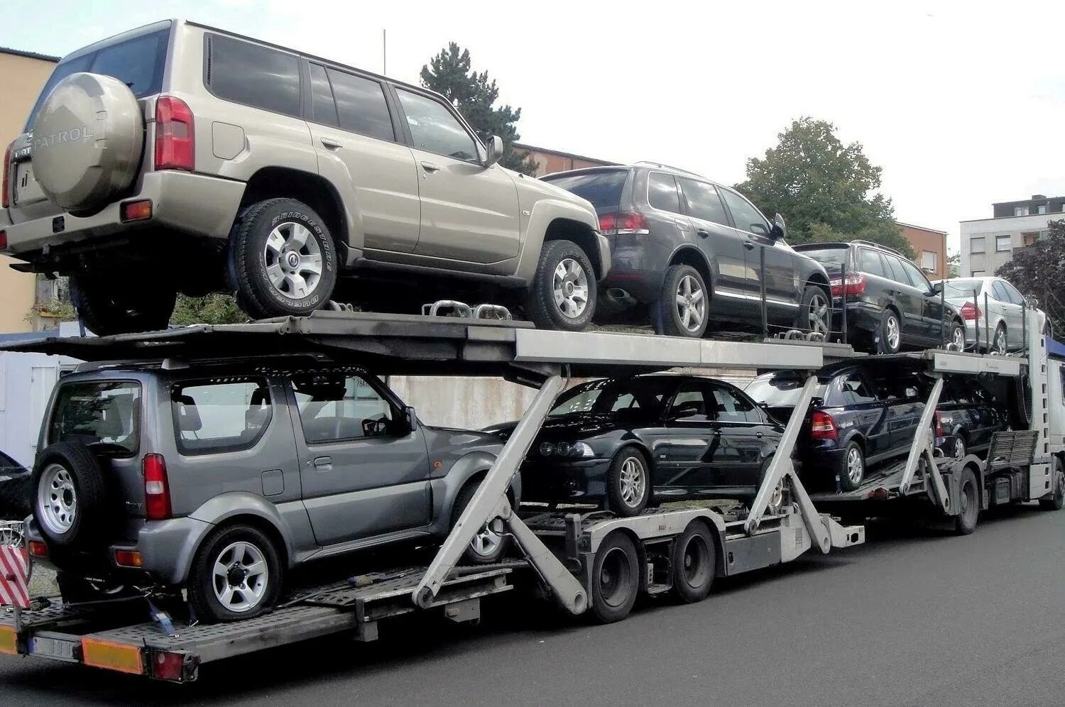 Ввоз легкового автомобиля. Автовоз ТК эксис КАМАЗ. Автовоз Lohr Ermak. УАЗ Патриот на автовозе. Автовоз агат Логистик.