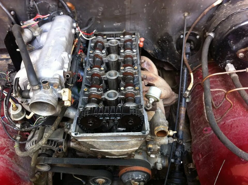 Какое заливать в змз 406. Змз 406 v8. змз 409 эмульсия под клапанной крышкой. змз 406 без крышки клапанов.